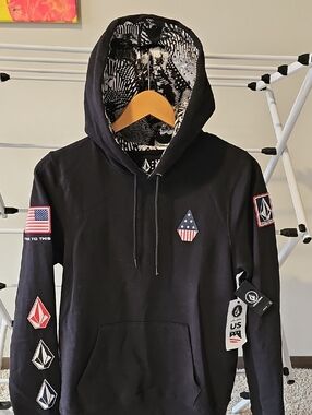 NWT Volcom Black US Snowboard Team Hoodie with American Flag Patches. Size Small